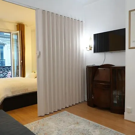 Elegant Vintage With Balcony Opéra Madeleine
