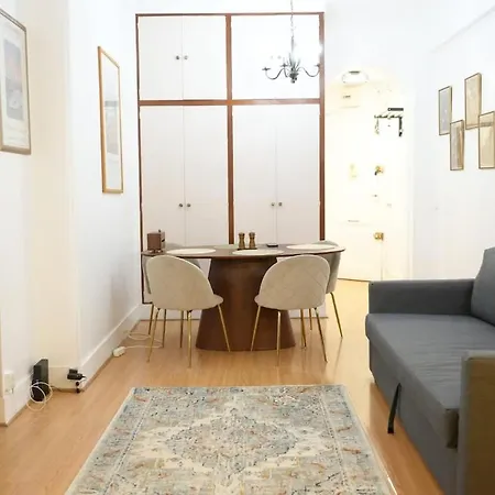 Apartment Elegant Vintage With Balcony Opera Madeleine Paris