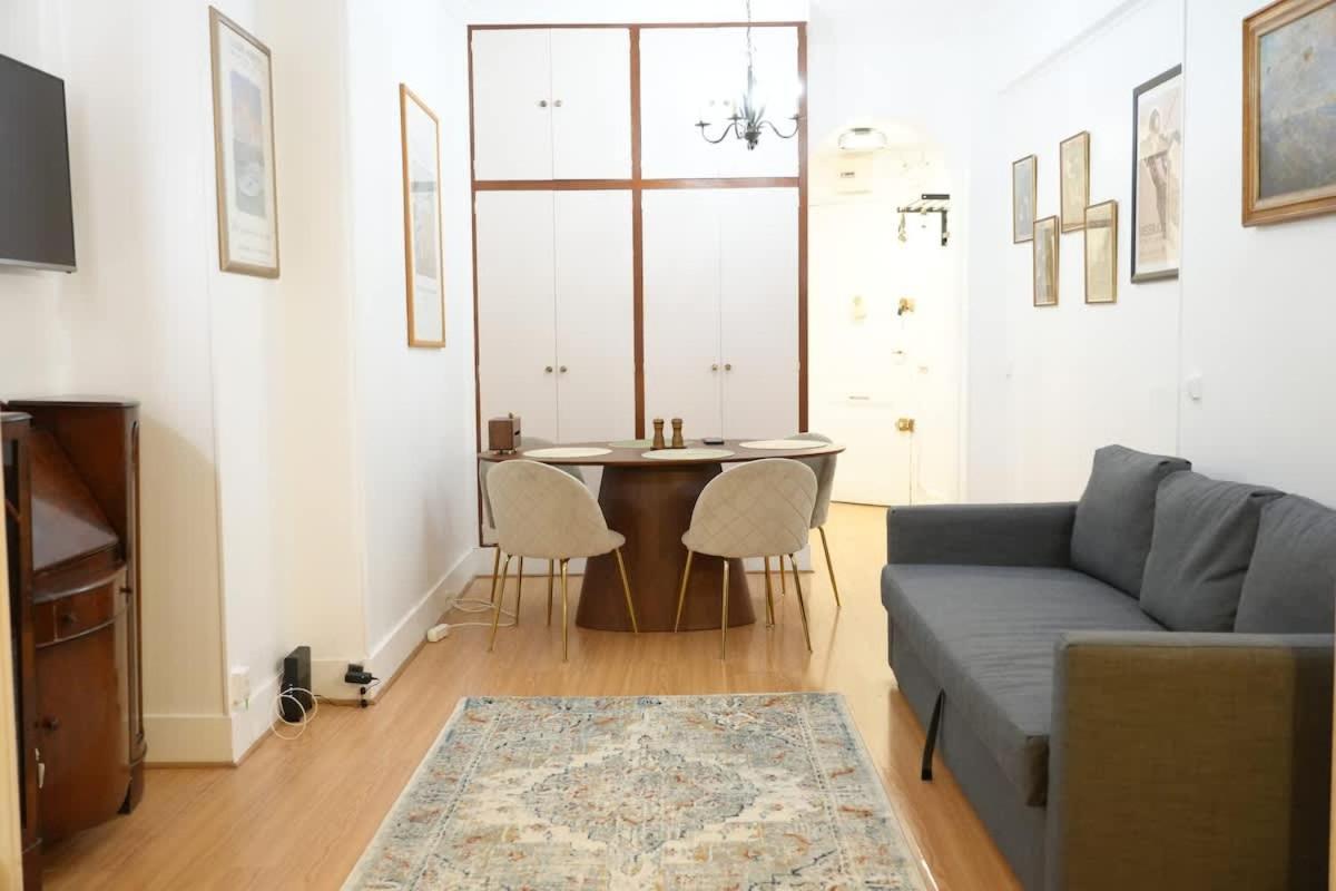 Appartamento Elegant Vintage With Balcony Opéra Madeleine Parigi